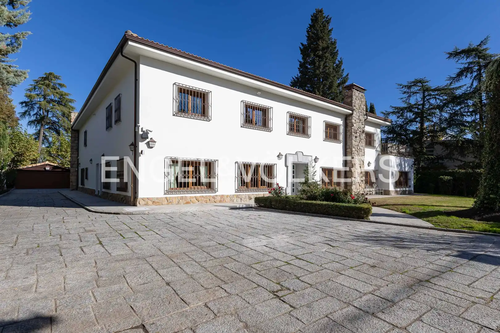 Vista exterior de Casa o xalet de lloguer en Madrid amb Aire condicionat, Calefacció i Jardí privat
