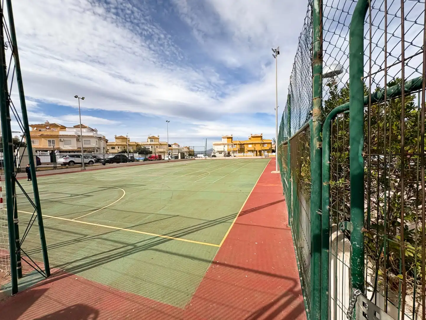 Vista exterior de Casa adosada en venda en Santa Pola amb Terrassa i Piscina comunitària