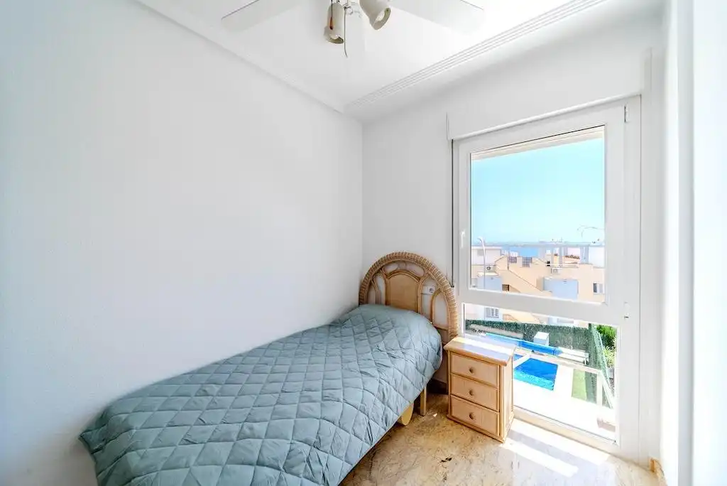 Dormitori de Casa adosada en venda en Orihuela amb Aire condicionat, Piscina i Moblat