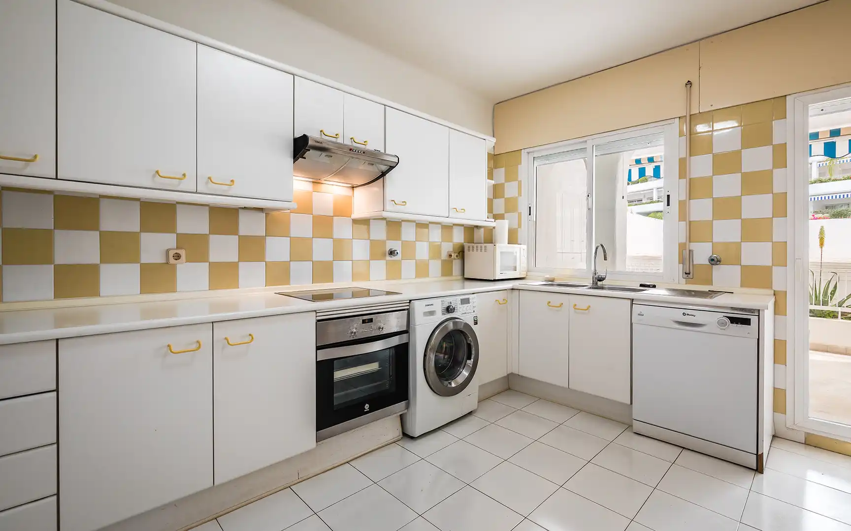 Cocina de Planta baja en venta en Marbella con Aire acondicionado, Jardín privado y Terraza