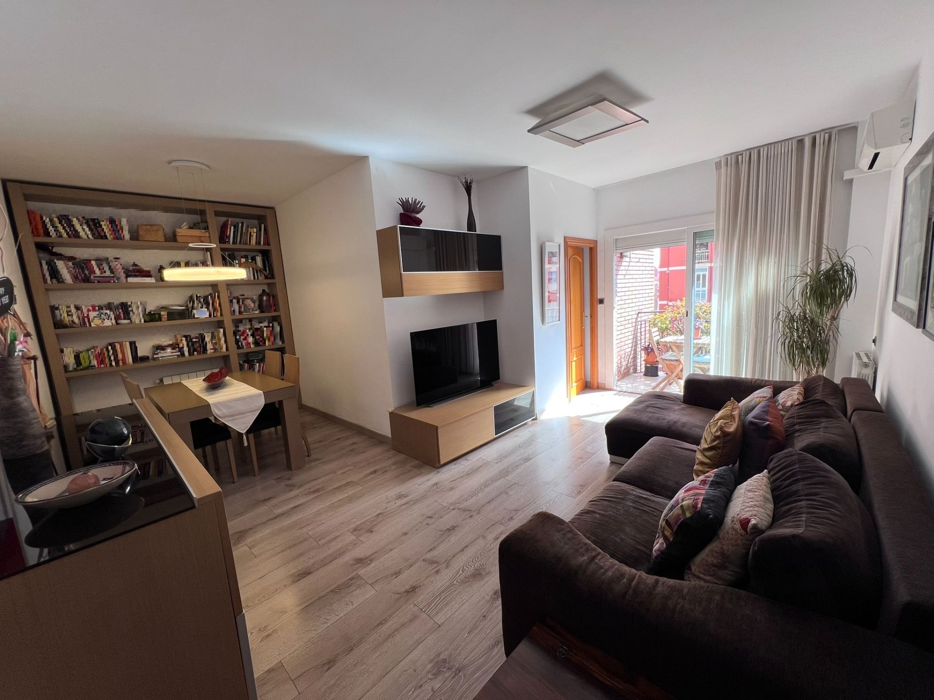 Sala d'estar de Pis en venda en L'Hospitalet de Llobregat amb Aire condicionat i Calefacció