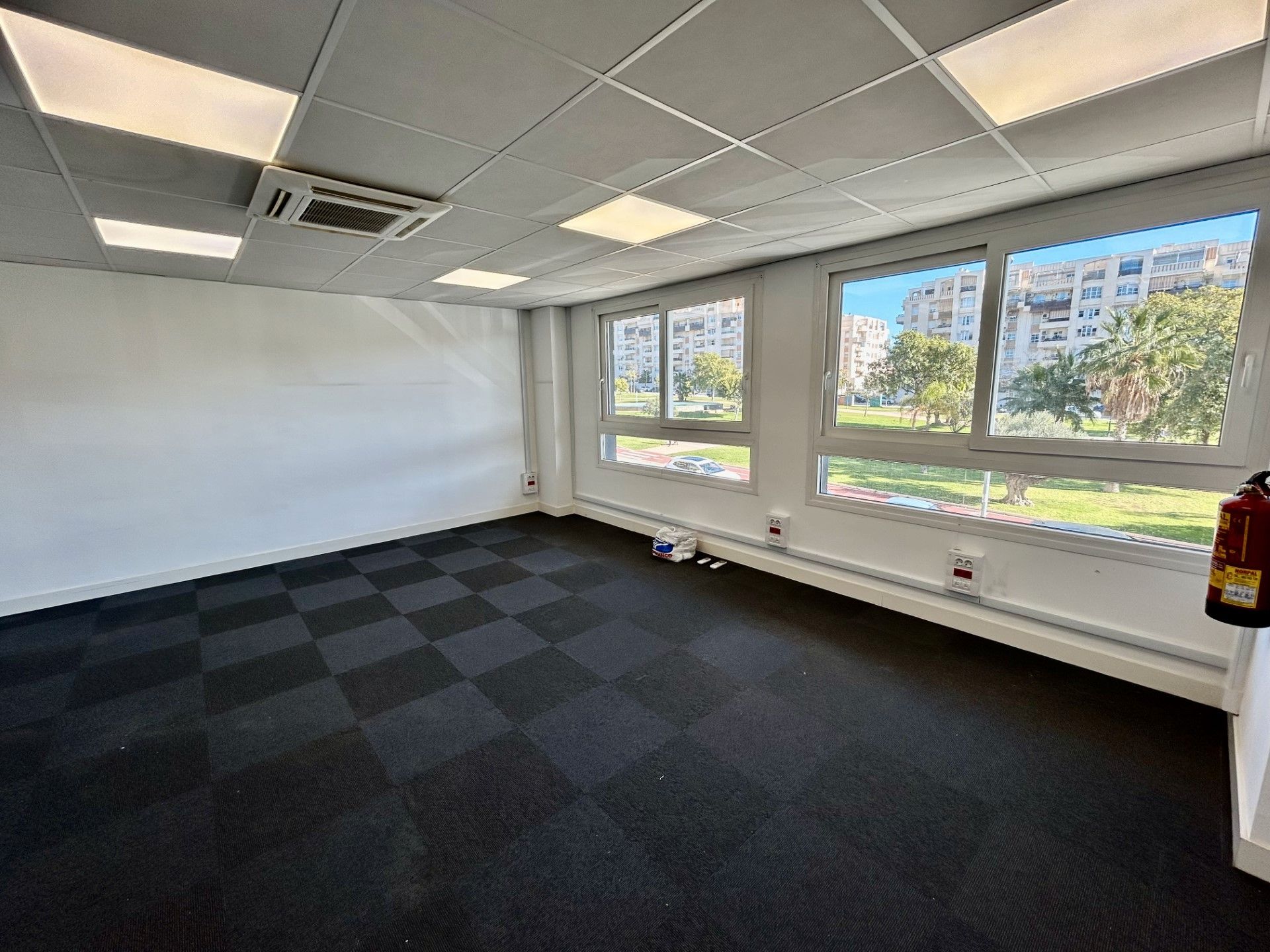 Office to rent in Málaga Capital  with Air Conditioner, Heating and Internet