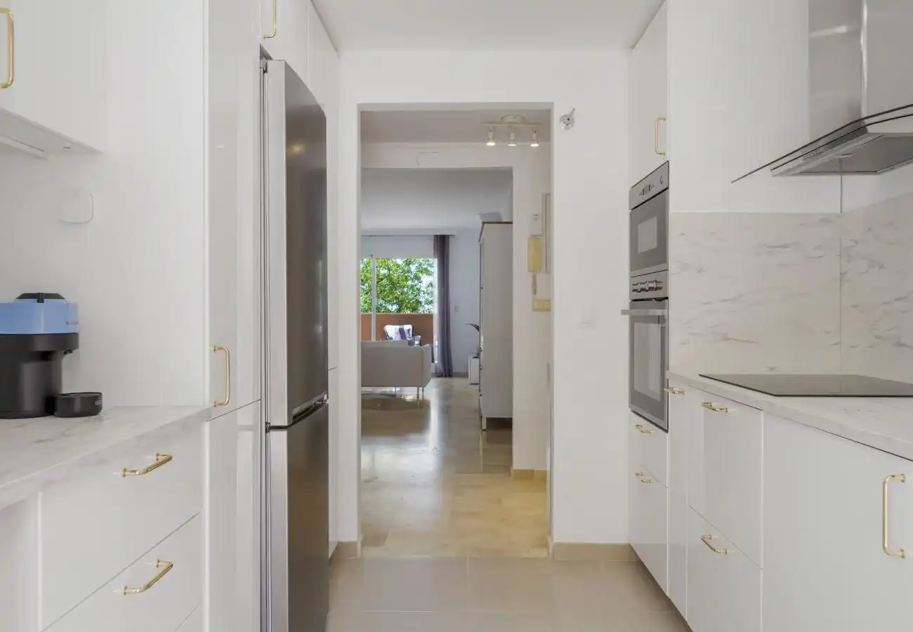 Cocina de Apartamento de alquiler en Marbella con Aire acondicionado, Jardín privado y Amueblado