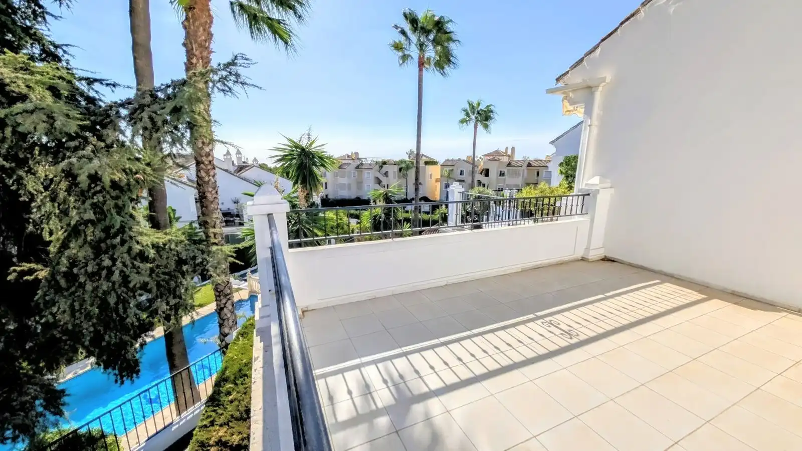 Vista exterior de Casa adosada en venta en Marbella con Aire acondicionado y Piscina comunitaria
