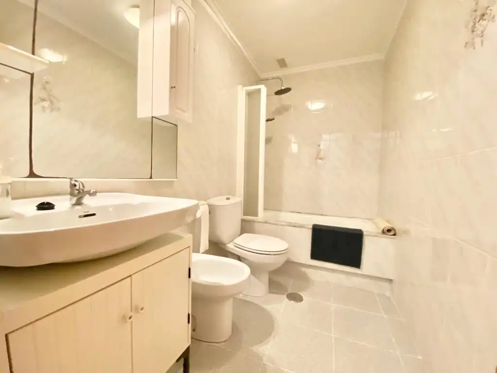 Baño de Planta baja de alquiler en Torrevieja con Jardín privado, Terraza y Piscina