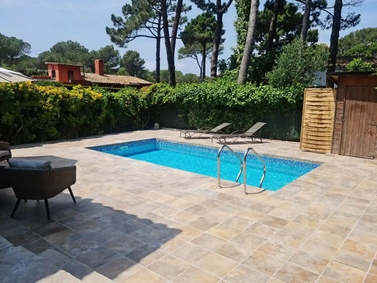 Piscina de Pis de lloguer en Begur amb Aire condicionat, Jardí privat i Traster