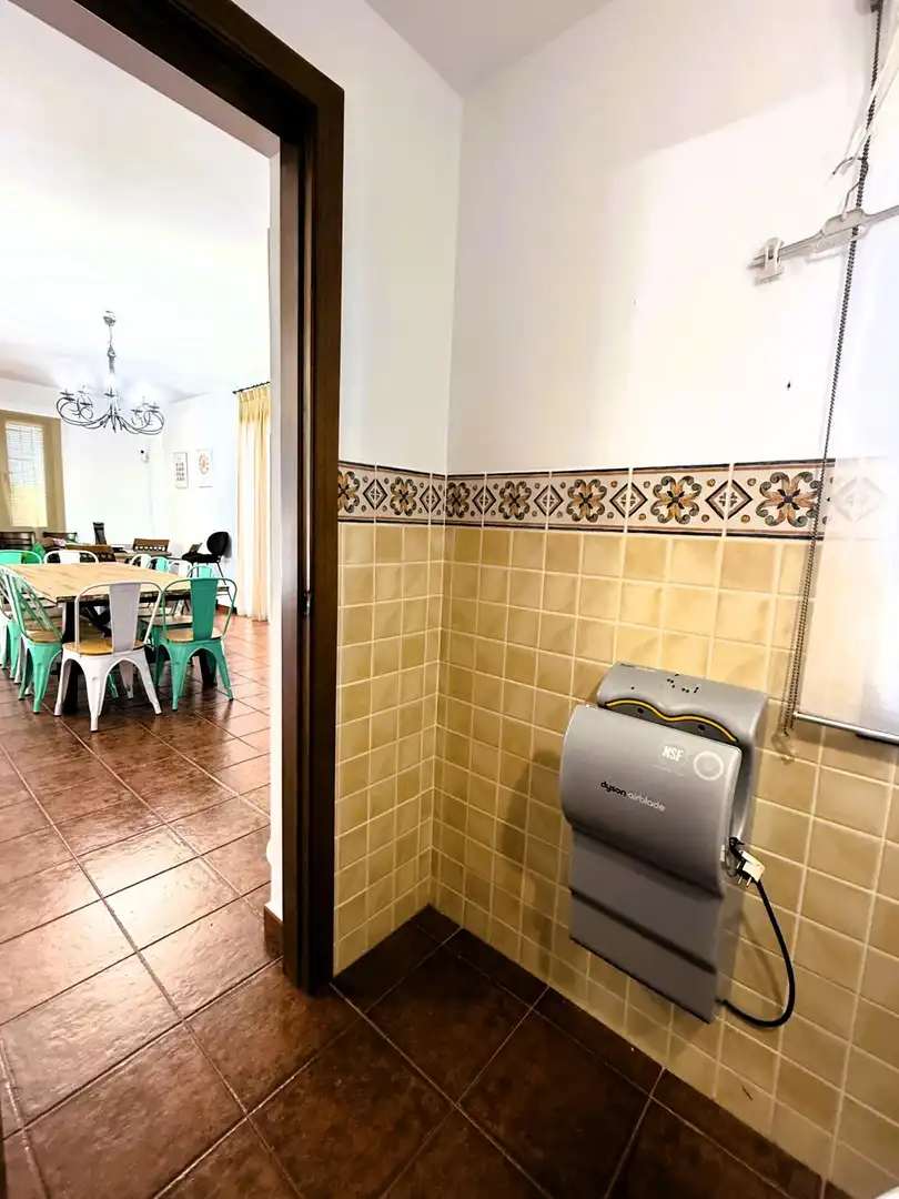 Bany de Casa o xalet en venda en La Rinconada amb Aire condicionat, Jardí privat i Piscina