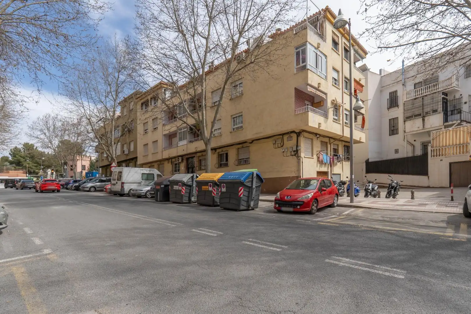 Vista exterior de Pis en venda en Granada amb Aire condicionat i Balcó