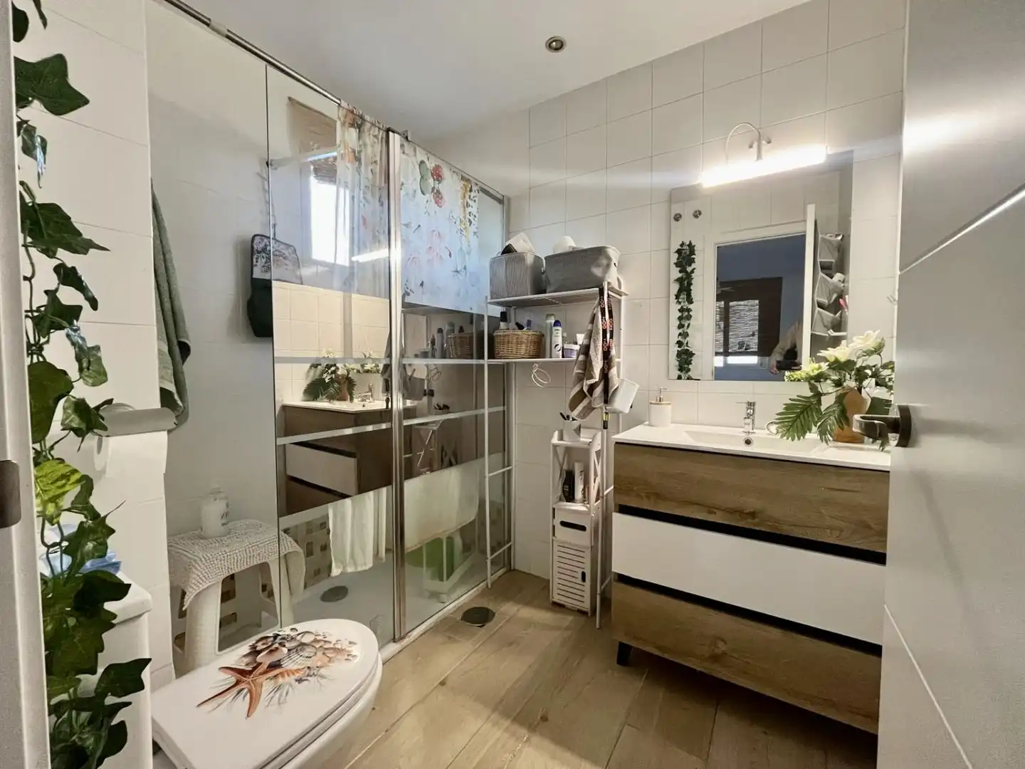 Bathroom of Flat for sale in Sevilla  with Air Conditioner, Parquet flooring and Balcony
