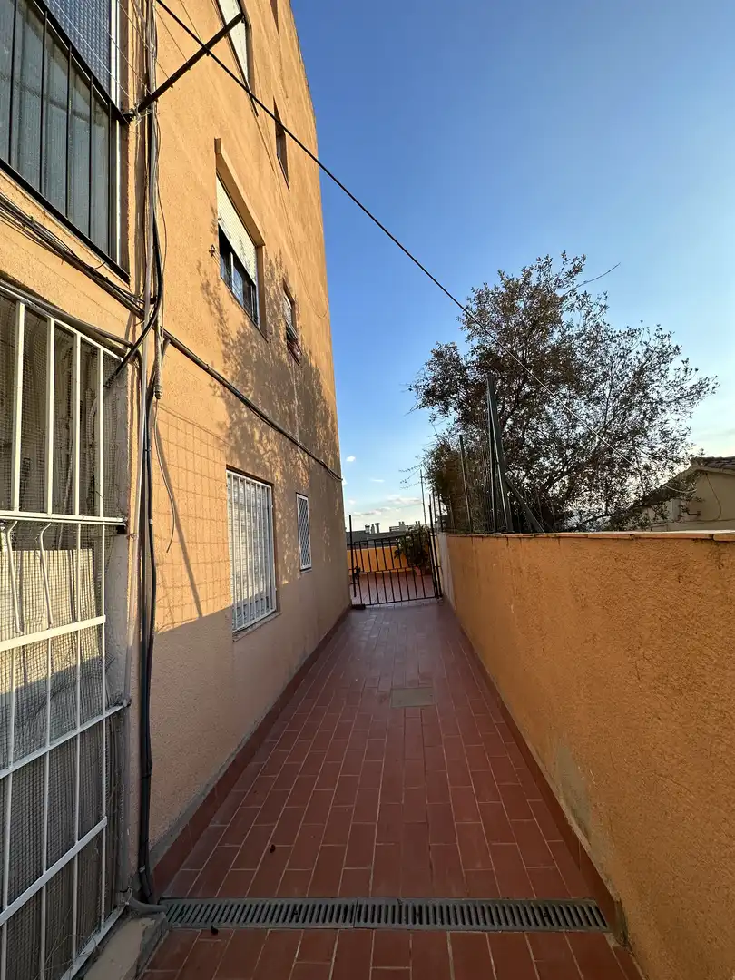 Vista exterior de Pis en venda en Santa Coloma de Gramenet amb Terrassa i Balcó