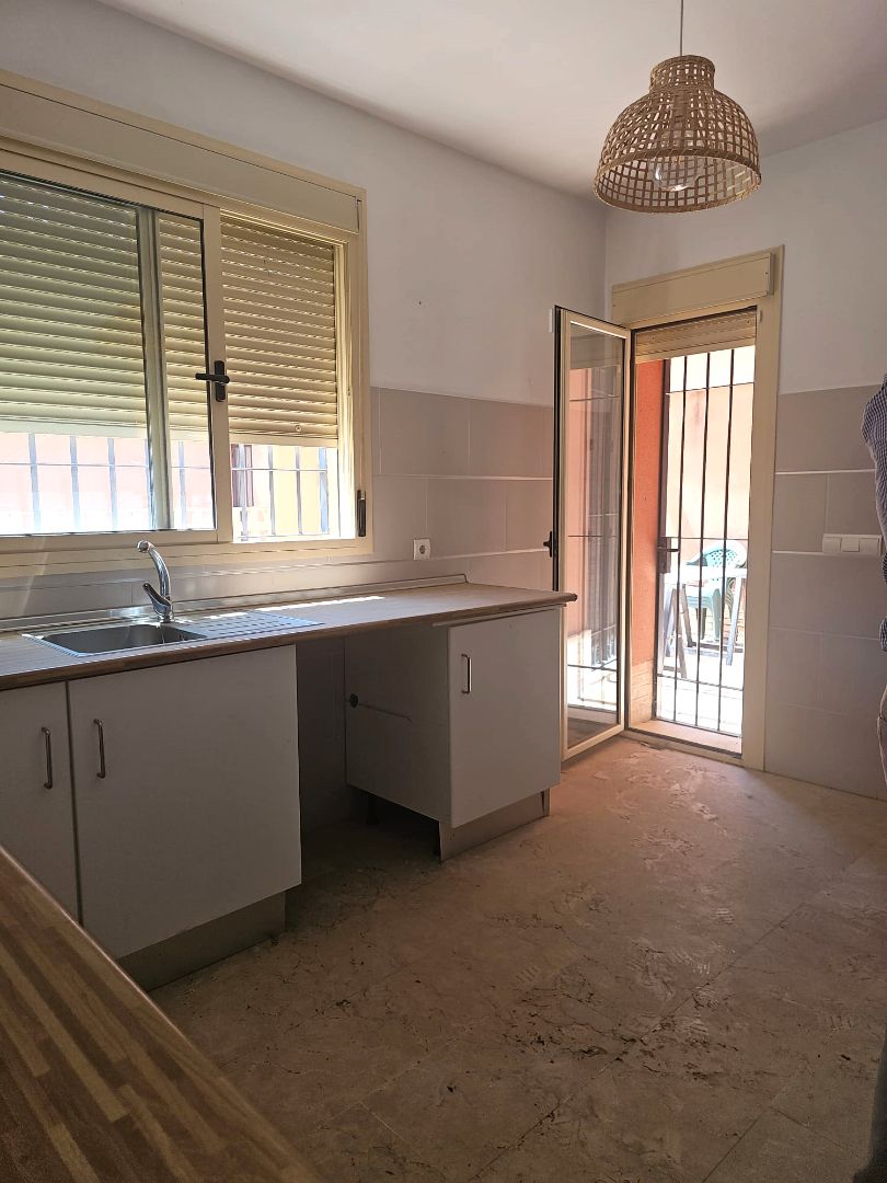 Cuina de Casa adosada en venda en Sanlúcar la Mayor amb Jardí privat, Terrassa i Forn