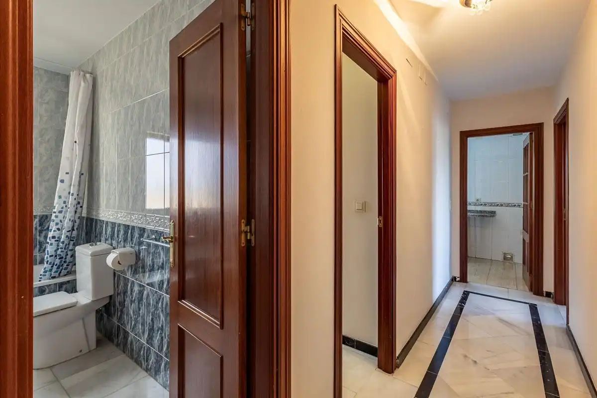 Bathroom of Flat for rent in Granada  with Air Conditioner and Heating