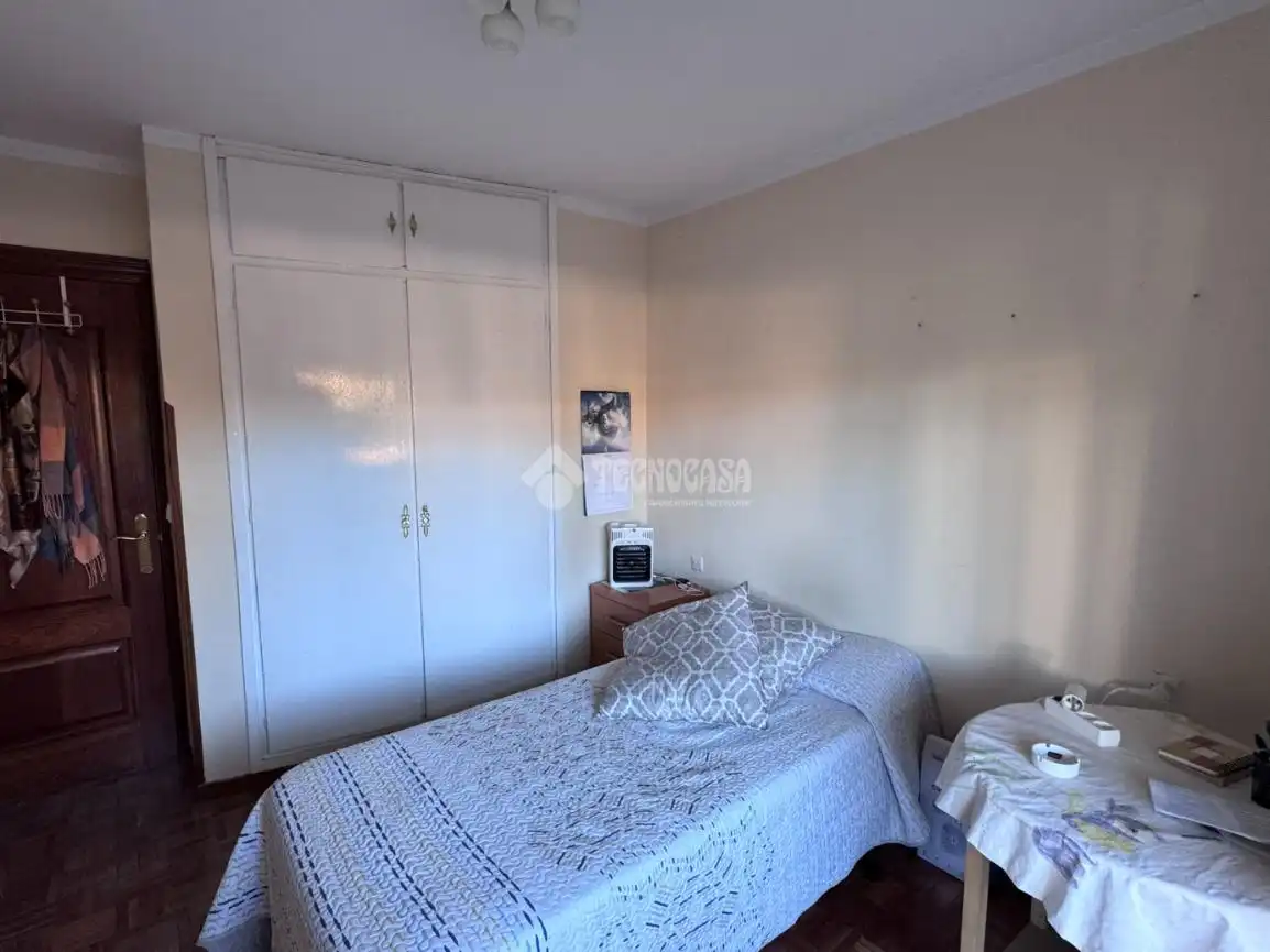 Dormitori de Pis en venda en León Capital  amb Calefacció i Parquet