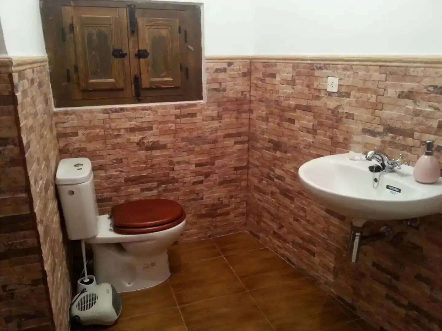 Bany de Planta baixa en venda en Cuenca de Campos amb Jardí privat, Microones i TV