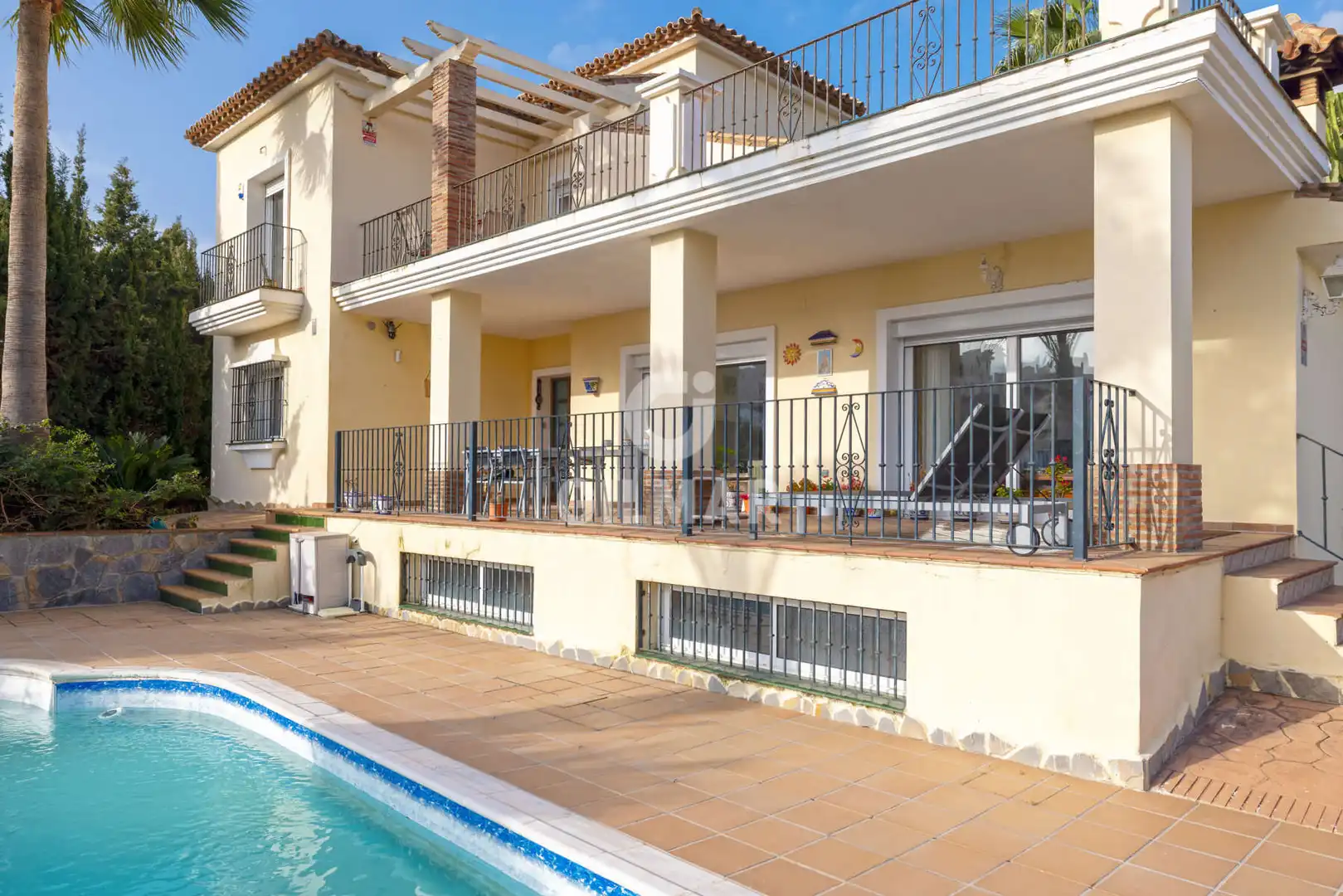 Vista exterior de Casa o xalet en venda en Casares amb Calefacció, Jardí privat i Piscina