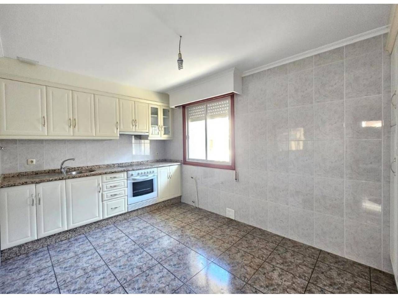 Cuina de Casa o xalet en venda en Ourense Capital  amb Jardí privat