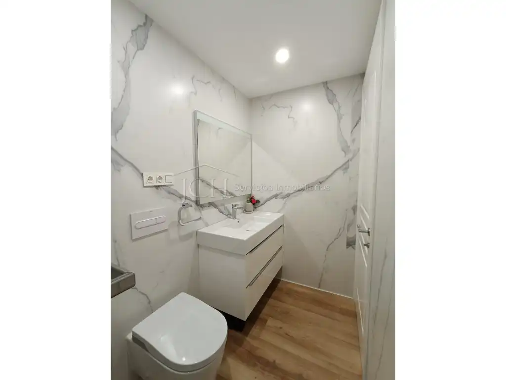 Baño de Piso en venta en Fuengirola con Piscina, Horno y Lavadora