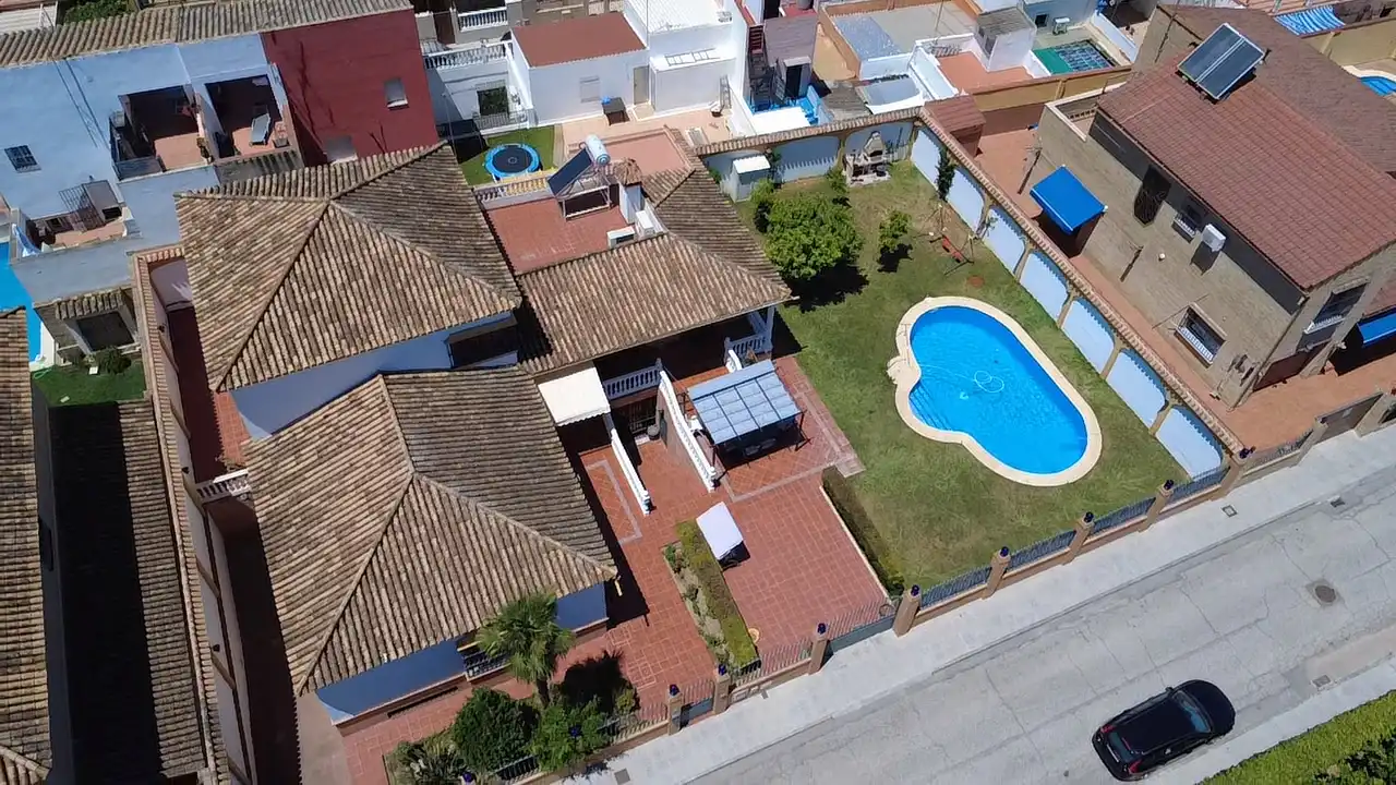 Vista exterior de Casa o xalet en venda en Bormujos amb Aire condicionat, Jardí privat i Terrassa
