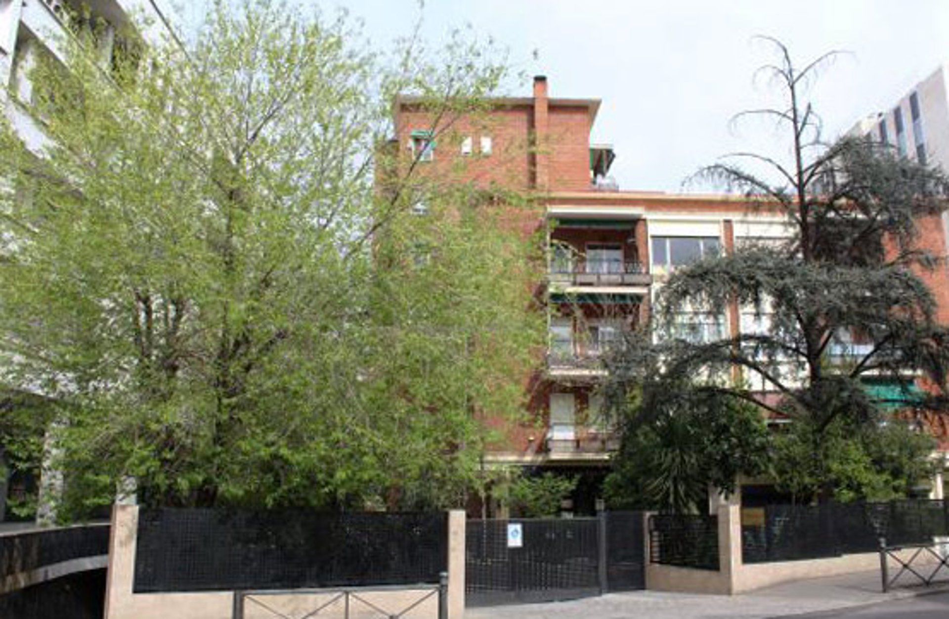 Vista exterior de Local en venda en  Madrid Capital