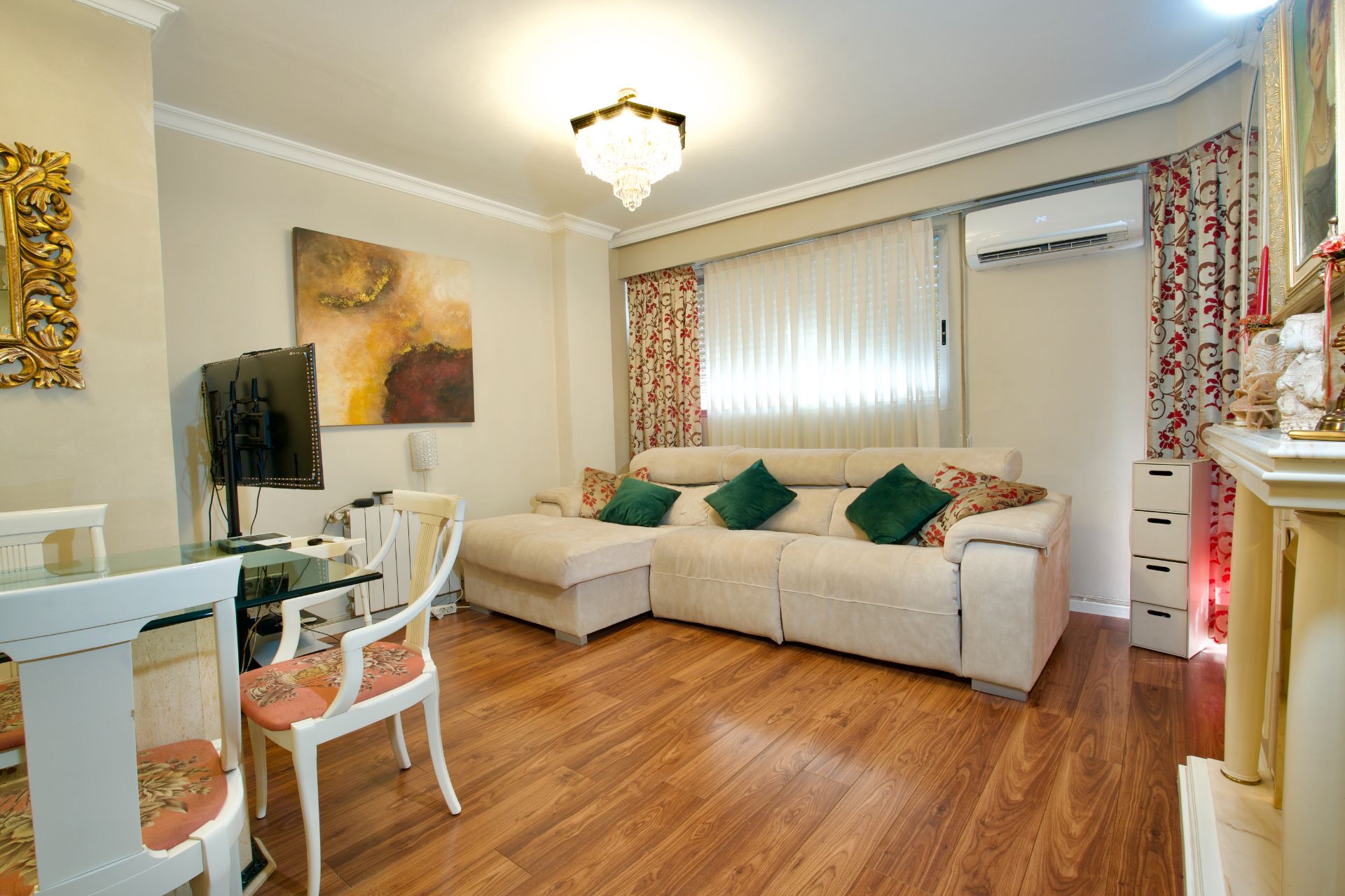 Living room of Flat for sale in  Valencia Capital  with Air Conditioner, Heating and Parquet flooring