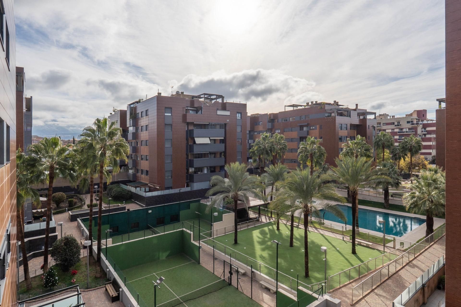 Vista exterior de Pis en venda en  Granada Capital amb Calefacció, Jardí privat i Balcó