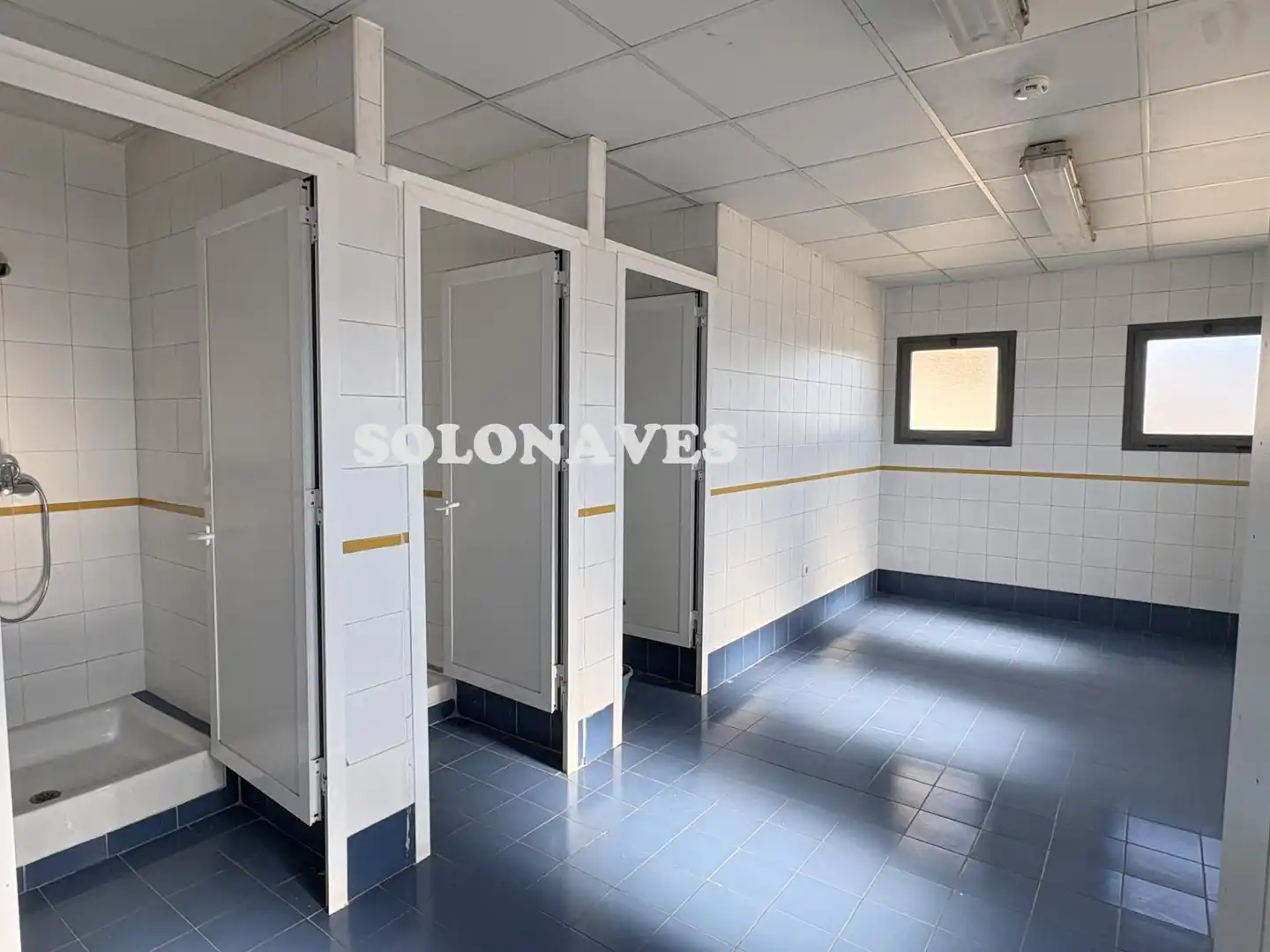 Baño de Nave industrial de alquiler en La Muela