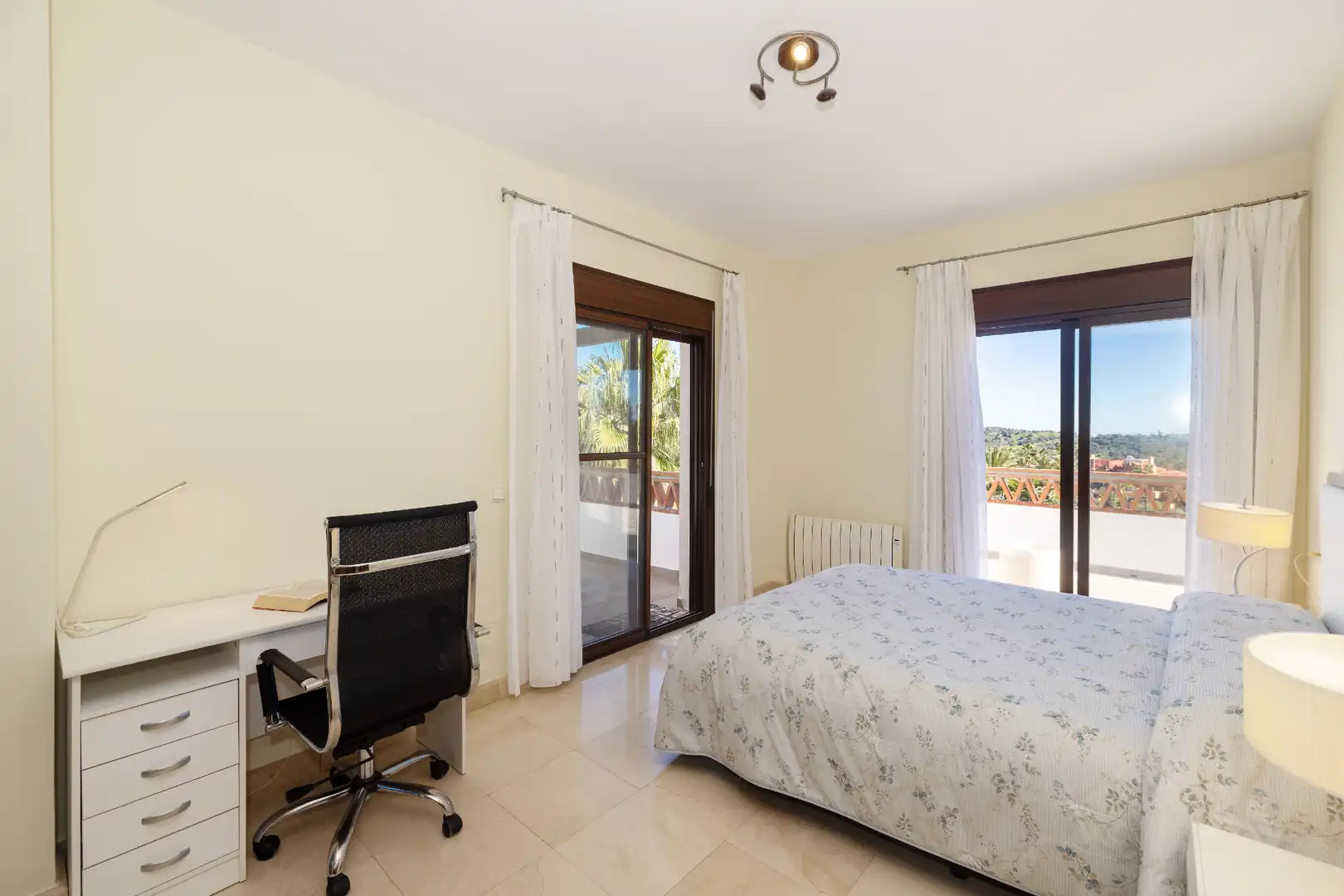 Dormitori de Casa o xalet en venda en Marbella amb Aire condicionat, Jardí privat i Terrassa
