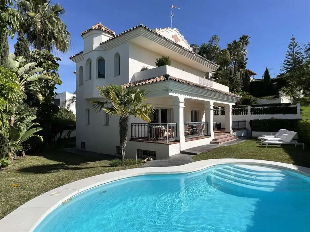 Vista exterior de Casa o chalet en venta en Marbella con Jardín privado, Terraza y Trastero