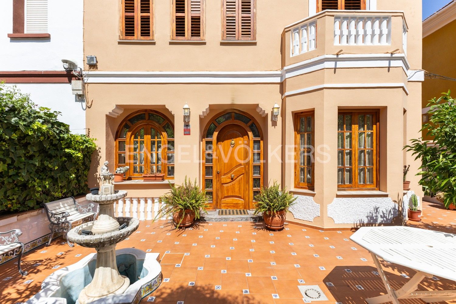Vista exterior de Casa adosada de lloguer en  Valencia Capital amb Calefacció, Jardí privat i Moblat