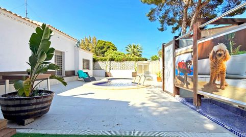 Ubicada en la codiciada zona de Punta Prima, esta villa orientada al sur se encuentra en una amplia parcela y ofrece la combinació, immagine 5