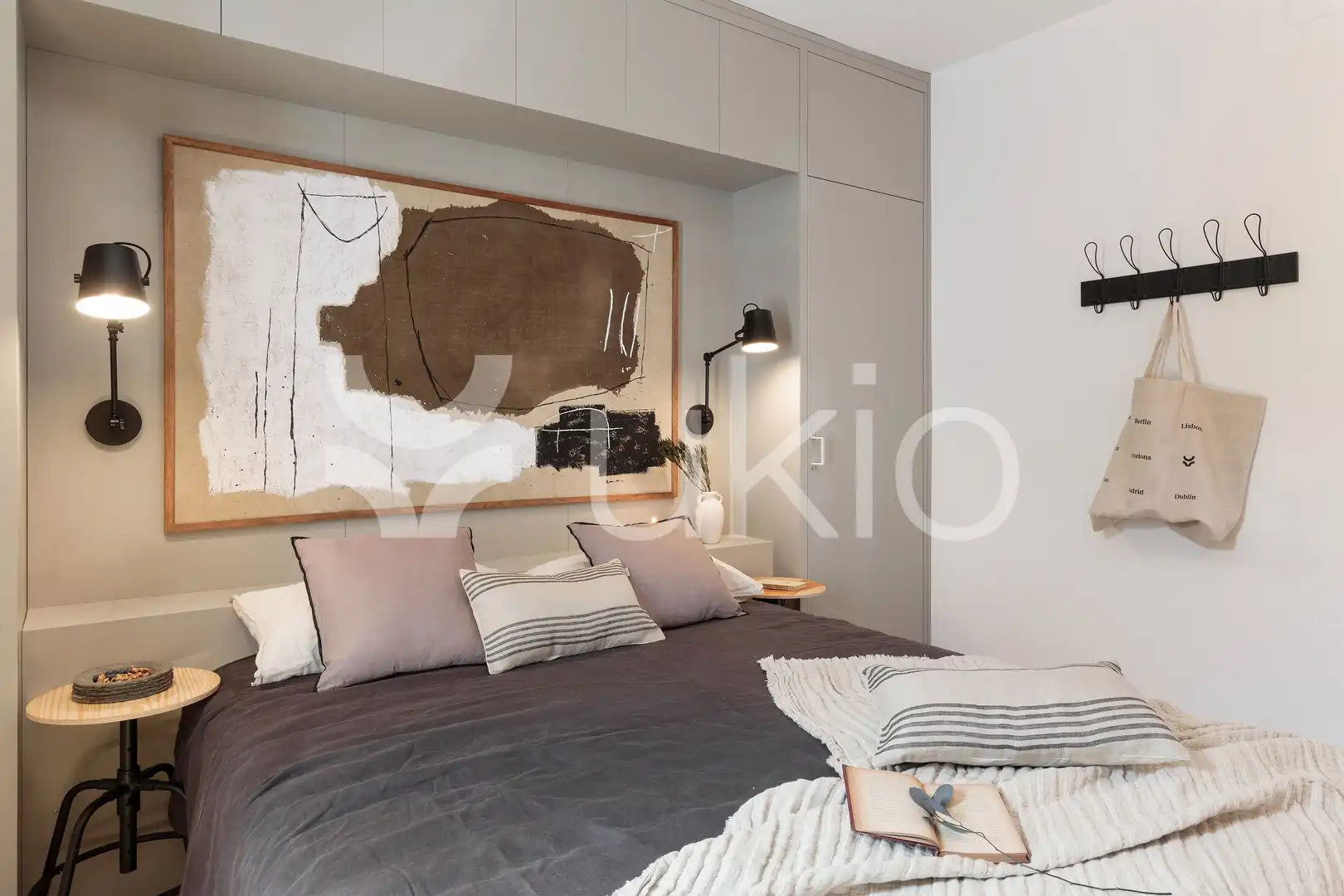 Dormitori de Apartament de lloguer en Barcelona amb Aire condicionat, Terrassa i Moblat