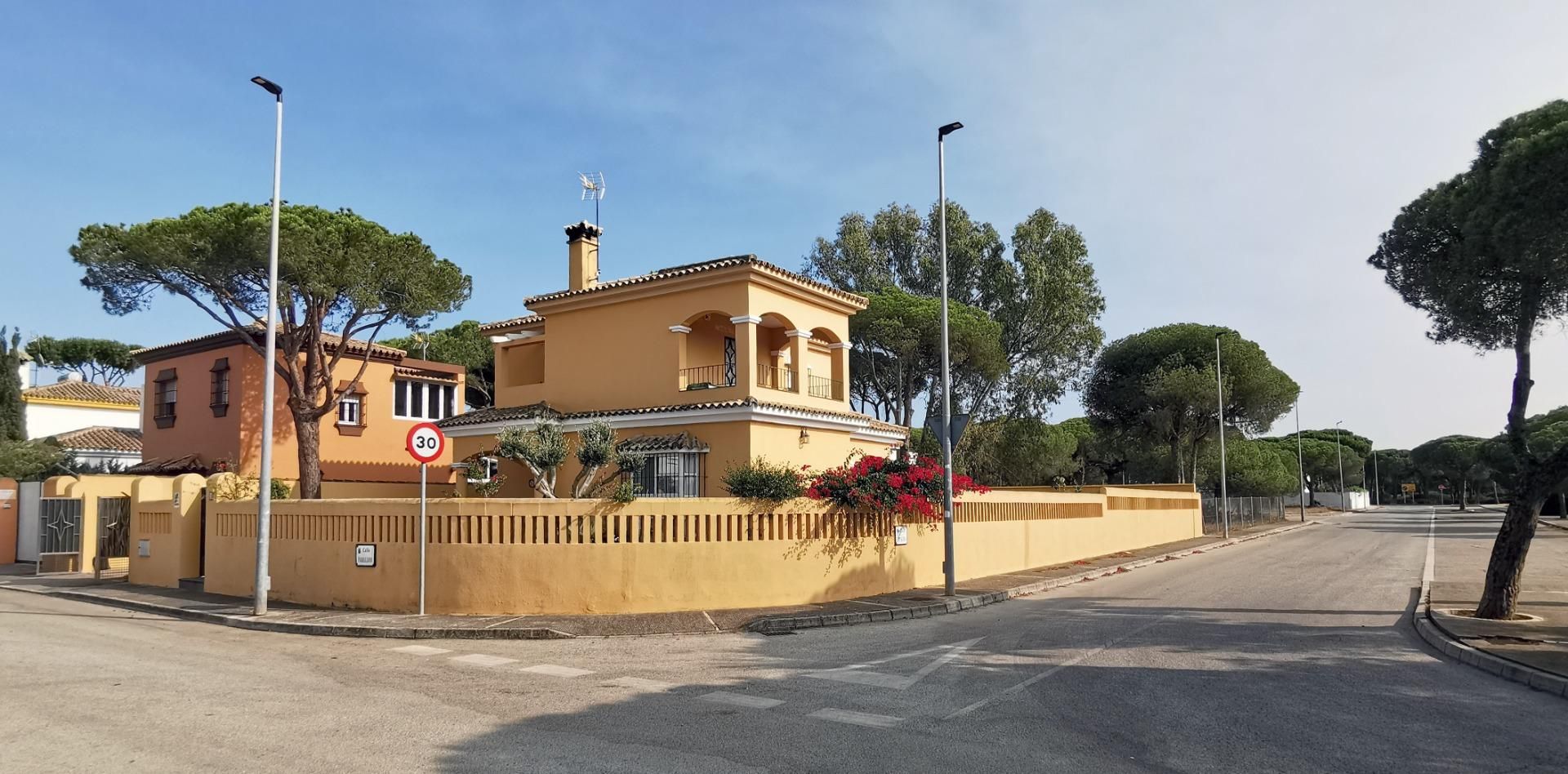 Exterior view of House or chalet for sale in Chiclana de la Frontera  with Air Conditioner, Private garden and Terrace