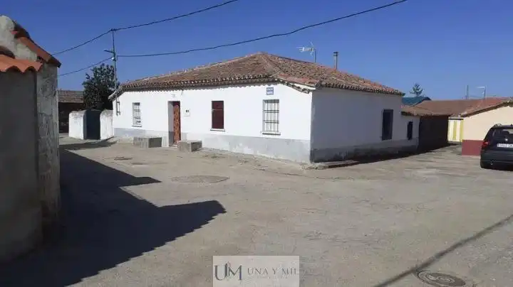 Vista exterior de Casa o xalet en venda en Pedrosillo de los Aires amb Traster i Moblat