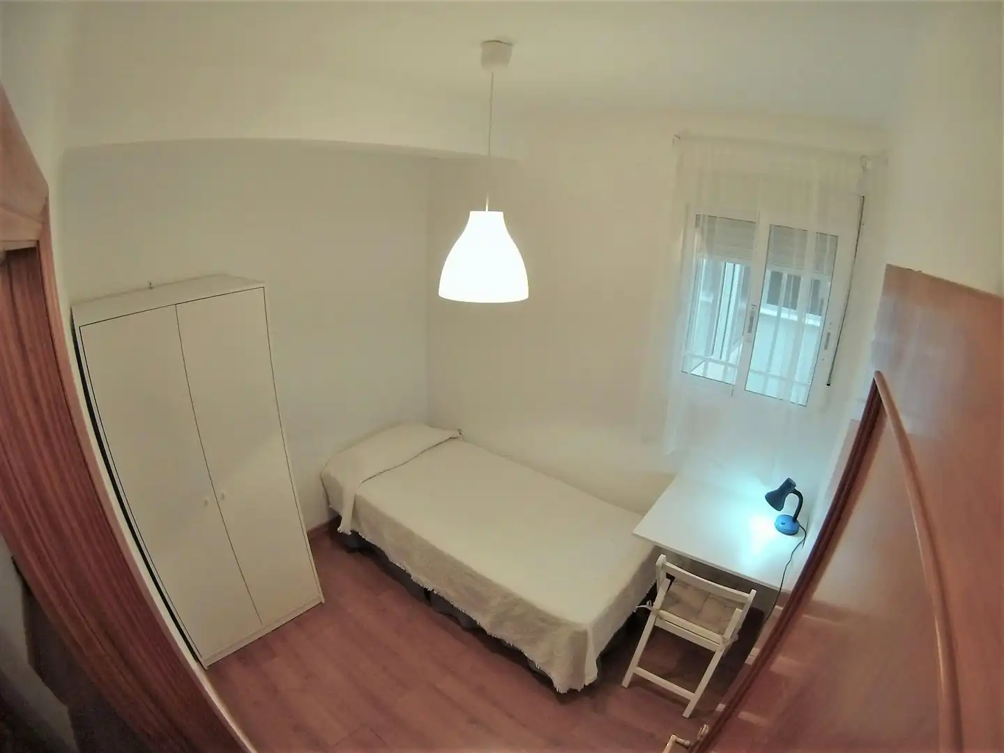 Bedroom of Flat for share in  Sevilla Capital  with Air Conditioner, Furnished and Washing machine