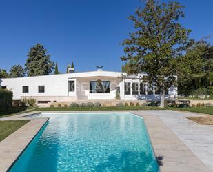 Vista exterior de Casa o xalet de lloguer en Pozuelo de Alarcón amb Aire condicionat, Terrassa i Piscina