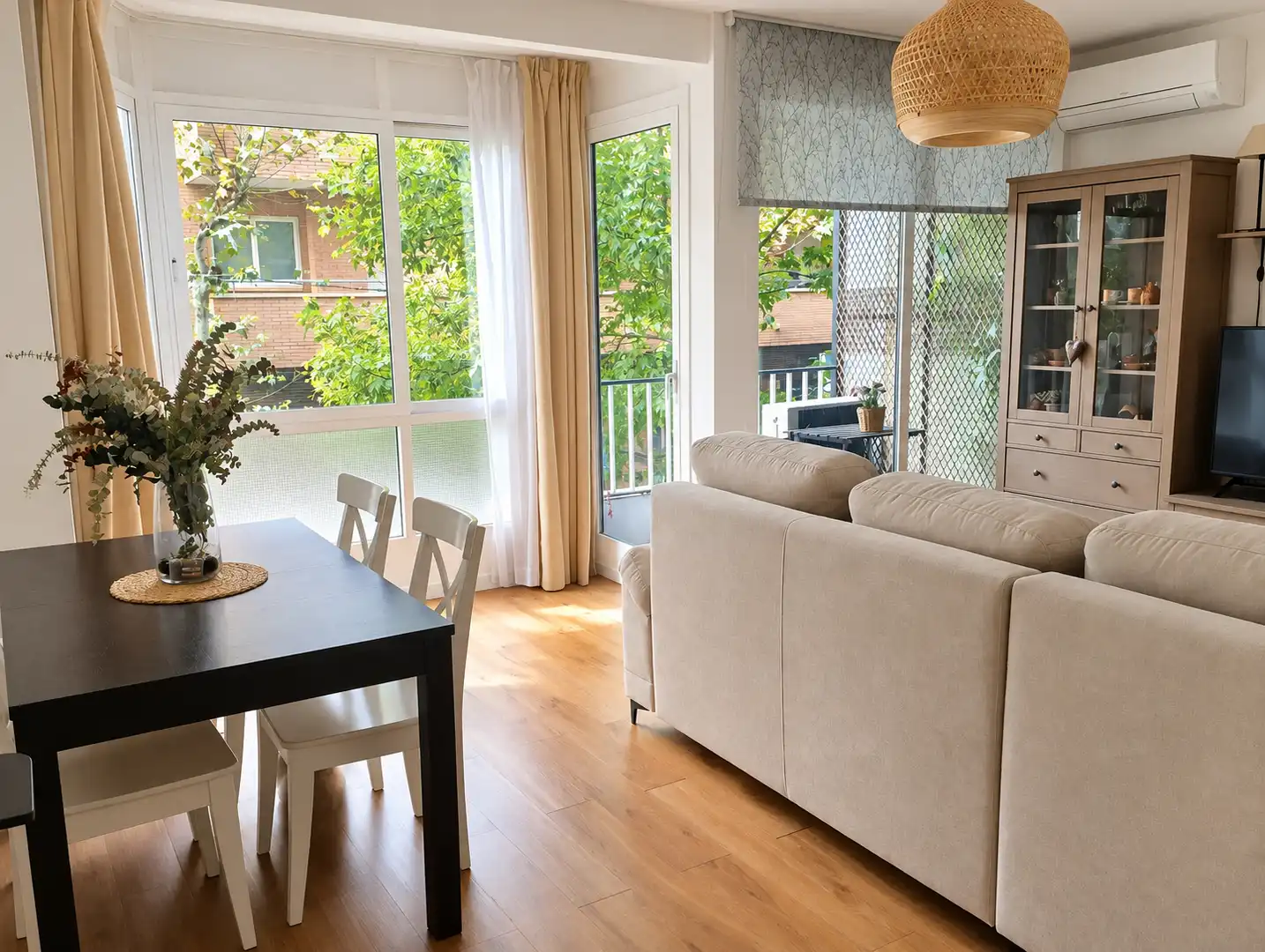 Sala de estar de Piso en venta en L'Hospitalet de Llobregat con Aire acondicionado, Parquet y Terraza