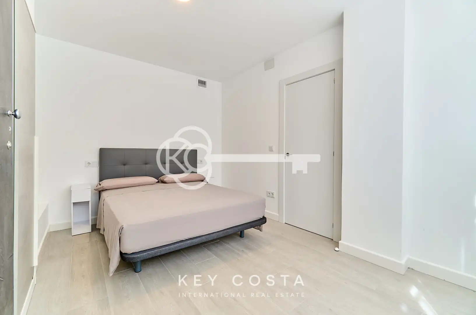 Habitación de Piso en venta en Alicante / Alacant con Aire acondicionado, Terraza y Amueblado