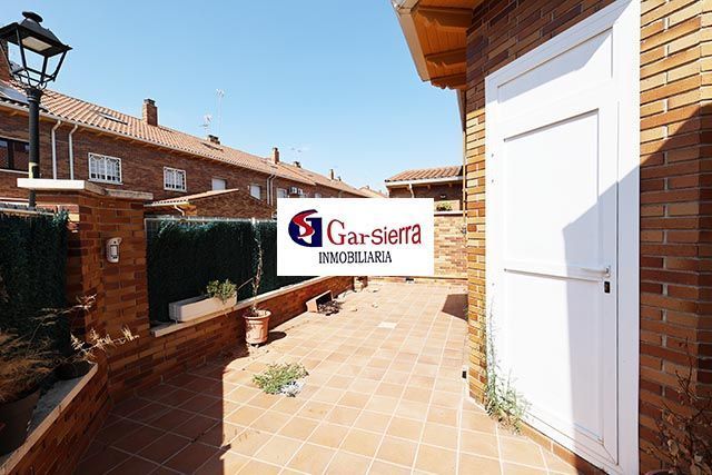 Vista exterior de Casa o xalet en venda en Seseña amb Calefacció, Jardí privat i Terrassa