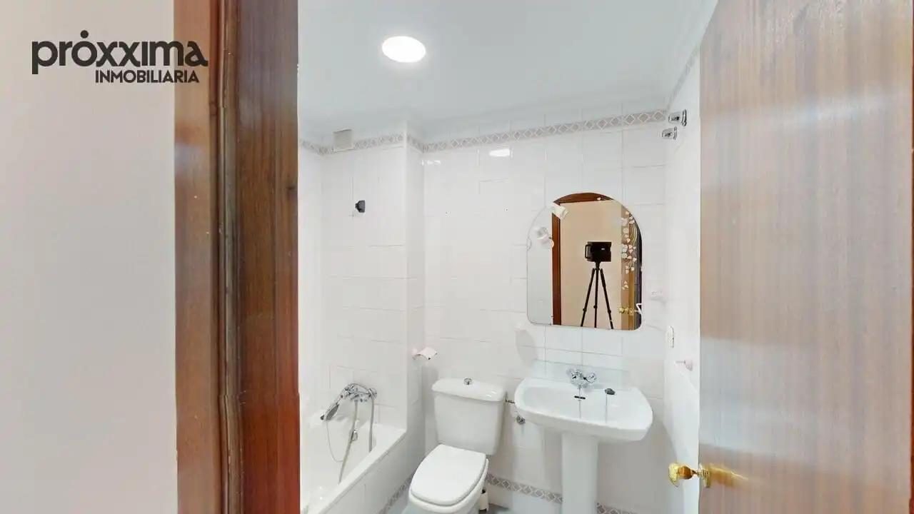 Bathroom of Flat for sale in Sevilla  with Air Conditioner, Terrace and Community pool