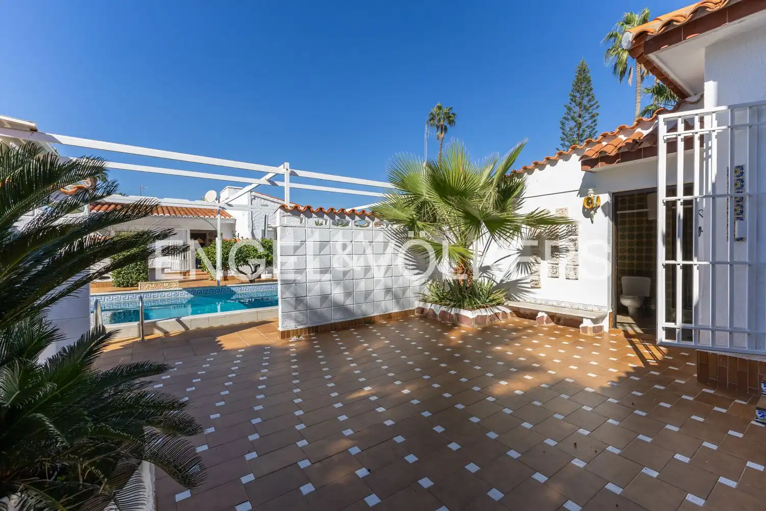 Vista exterior de Casa o xalet en venda en Sagunto / Sagunt amb Aire condicionat, Calefacció i Jardí privat