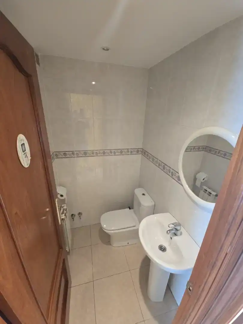 Badezimmer von Einfamilien-Reihenhaus zum Verkauf in Mataró mit Klimaanlage und Balkon