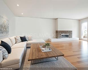 Living room of Apartment for sale in Sant Cugat del Vallès  with Air Conditioner, Heating and Parquet flooring