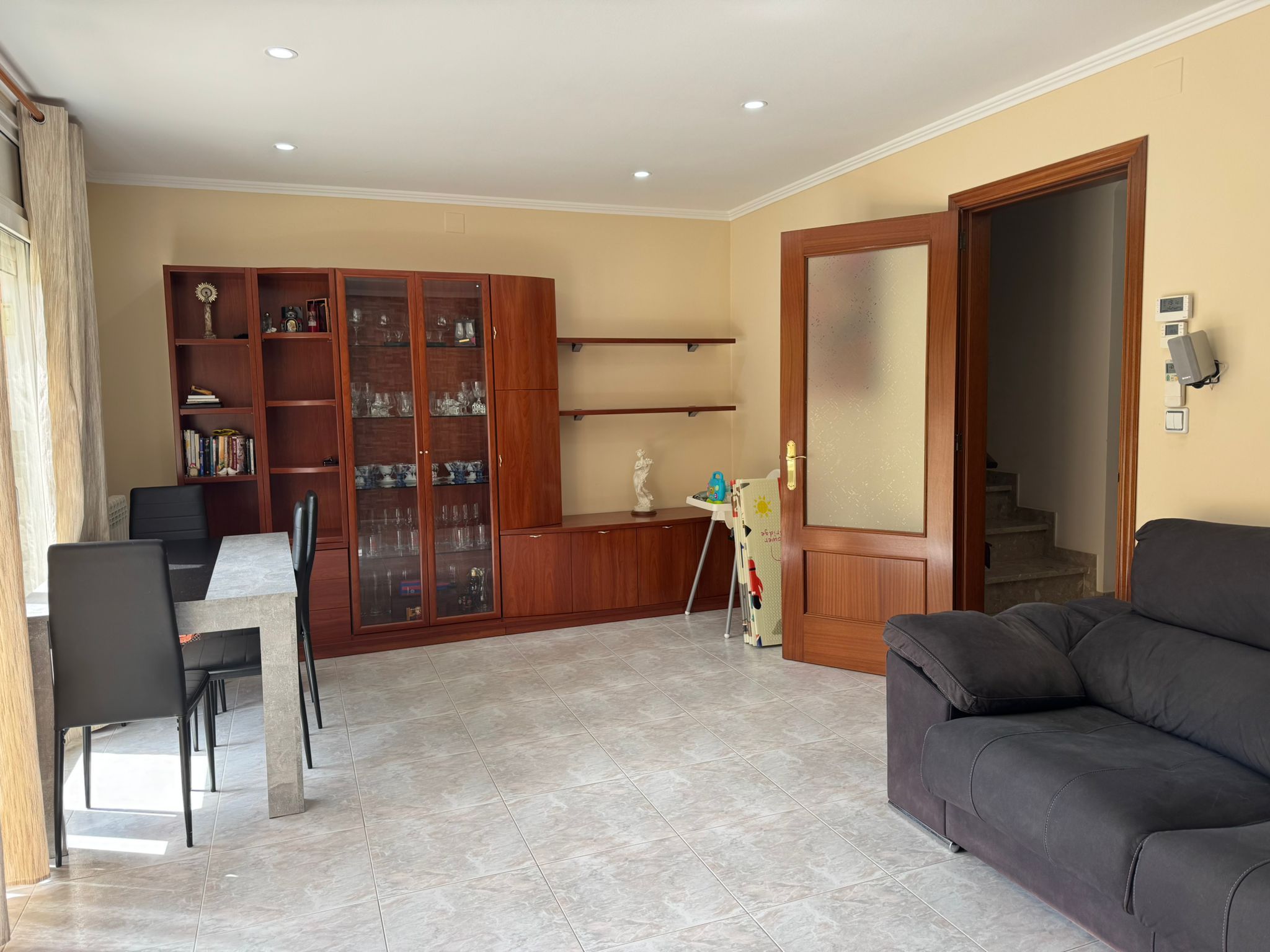 Sala d'estar de Casa adosada en venda en Guissona amb Calefacció, Terrassa i Moblat