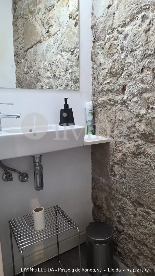 Bany de Local de lloguer en Lleida amb Aire condicionat, Calefacció i Moblat