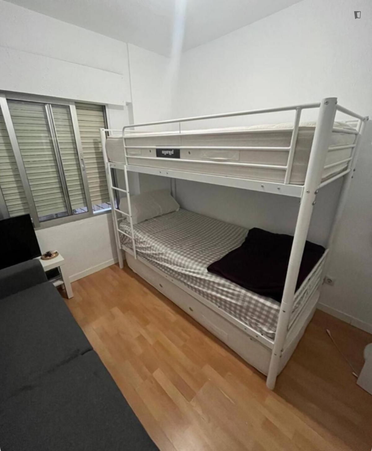 Dormitori de Apartament per a compartir en Torrejón de Ardoz amb Moblat, Forn i Rentadora