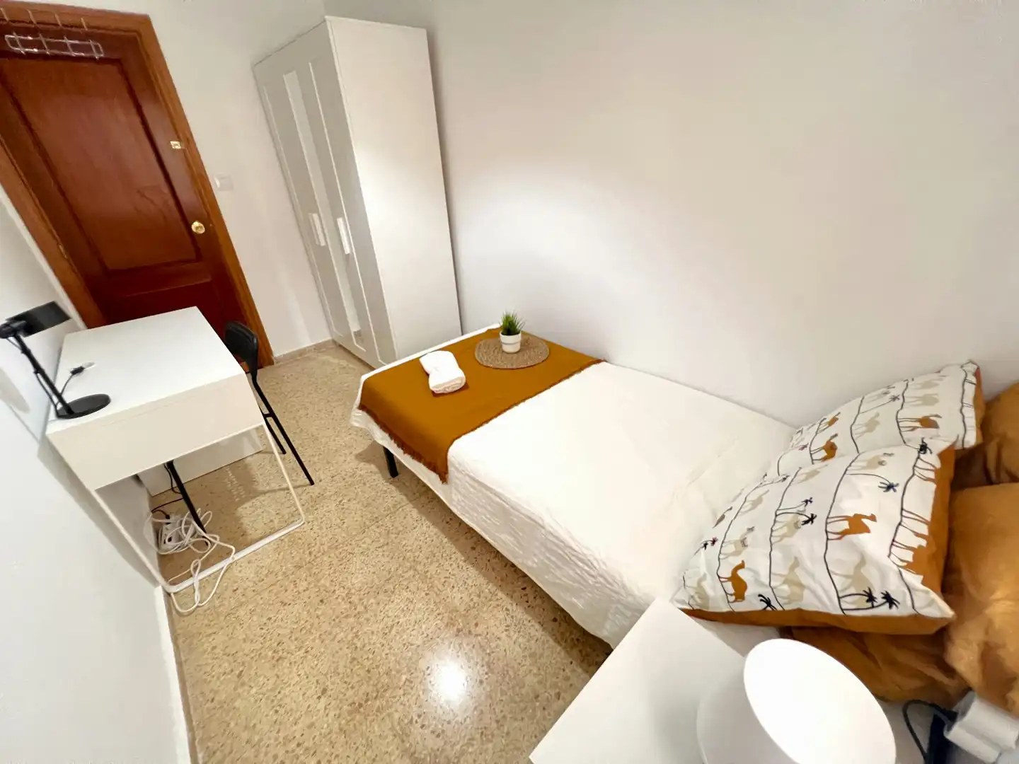 Bedroom of Flat for share in Valencia  with Air Conditioner, Furnished and Washing machine