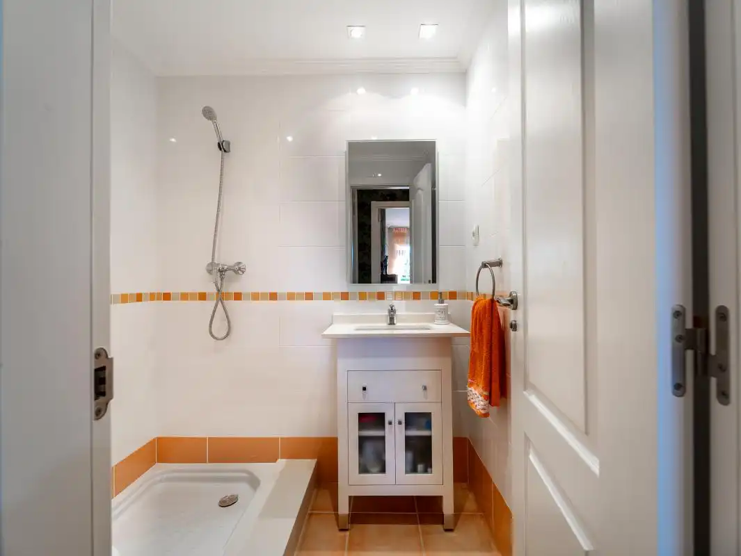 Badezimmer von Wohnung zum Verkauf in Algarrobo mit Klimaanlage, Heizung und Privatgarten