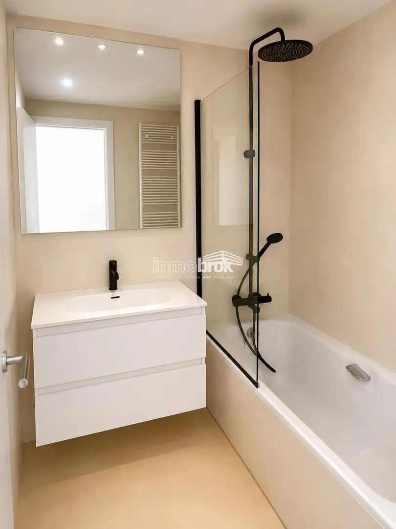 Badezimmer von Dachboden zur Miete in La Moraleja mit Klimaanlage, Terrasse und Abstellraum