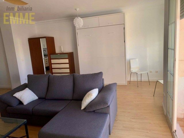 Sala d'estar de Estudi de lloguer en Ronda amb Aire condicionat, Terrassa i Moblat
