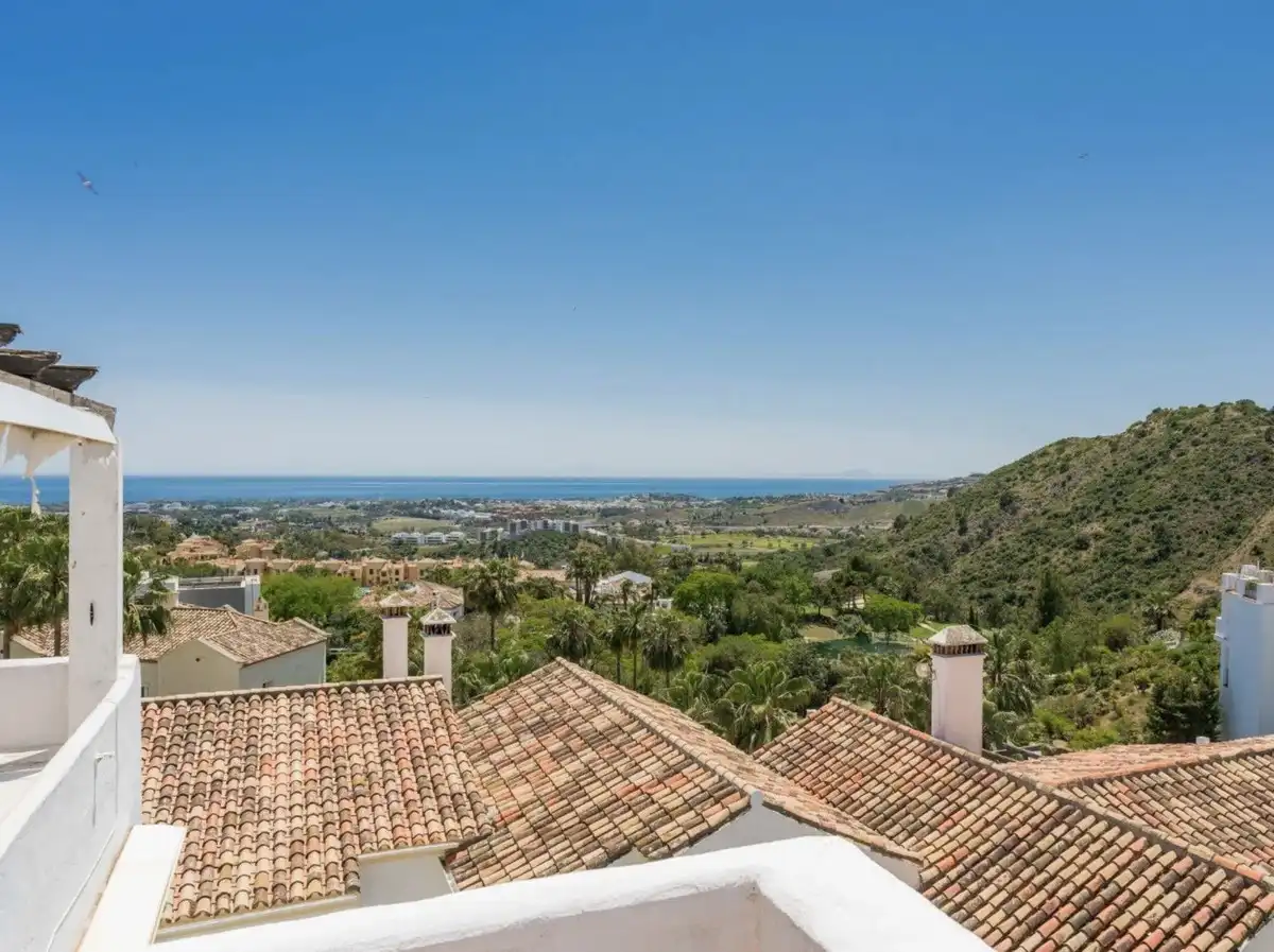 Vista exterior de Casa adosada en venta en Benahavís con Terraza y Piscina comunitaria